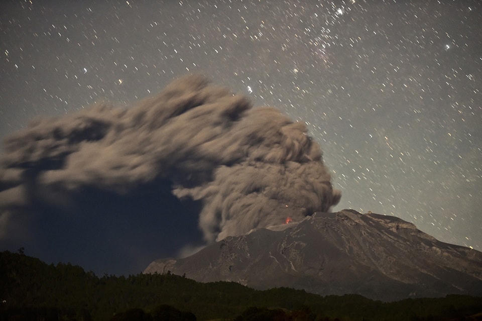 ​33. Núi lửa Calbuco vào ban đêm, Puerto Varas, Chile, ngày 24 tháng 04 năm 2015. Ảnh Martin Bernetti / AFP / Getty