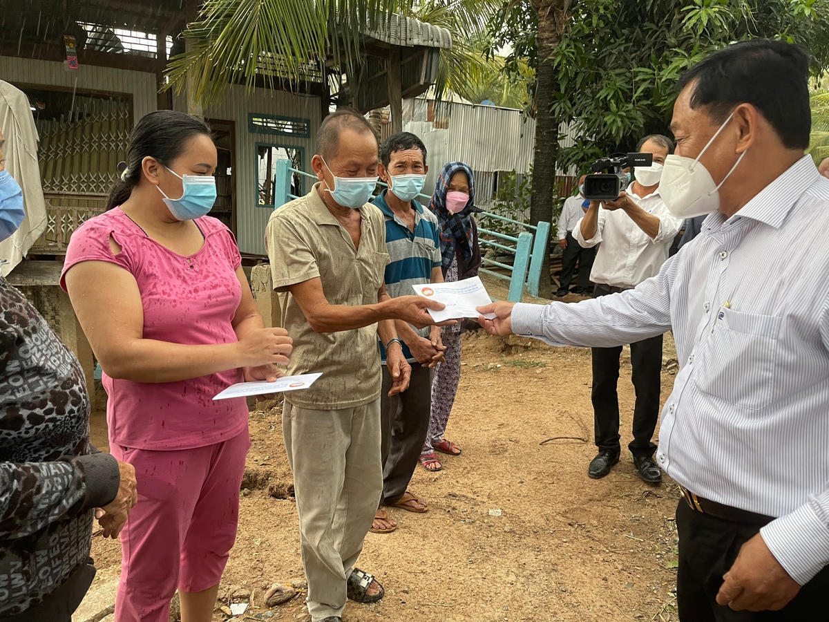 Chủ tịch Ủy ban MTTQ Việt Nam tỉnh An Giang Nguyễn Tiếc Hùng trao hỗ trợ cho các hộ dân bị ảnh hưởng thiên tai.