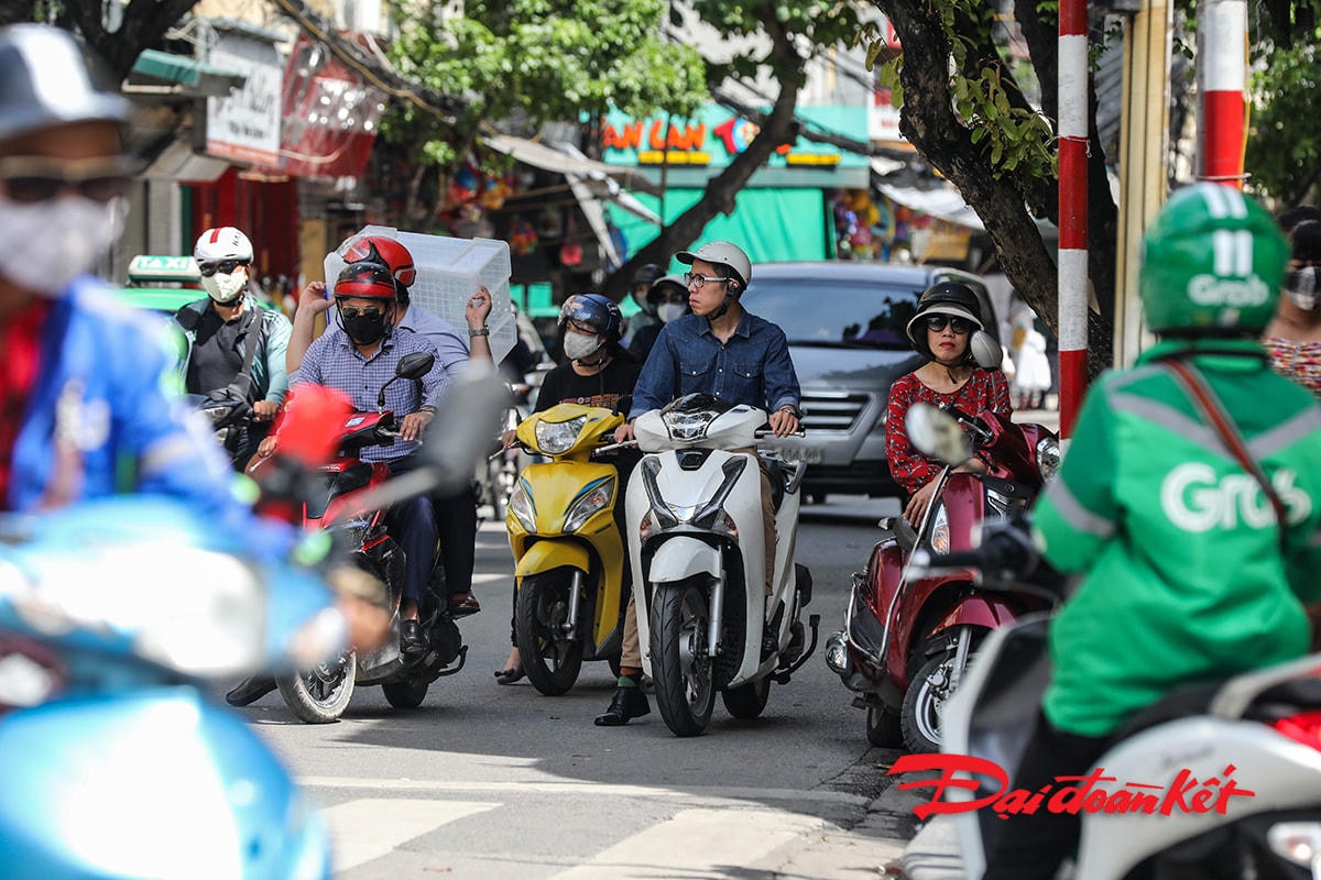 Nhiều người "quên" đeo khẩu trang khi tham gia giao thông.