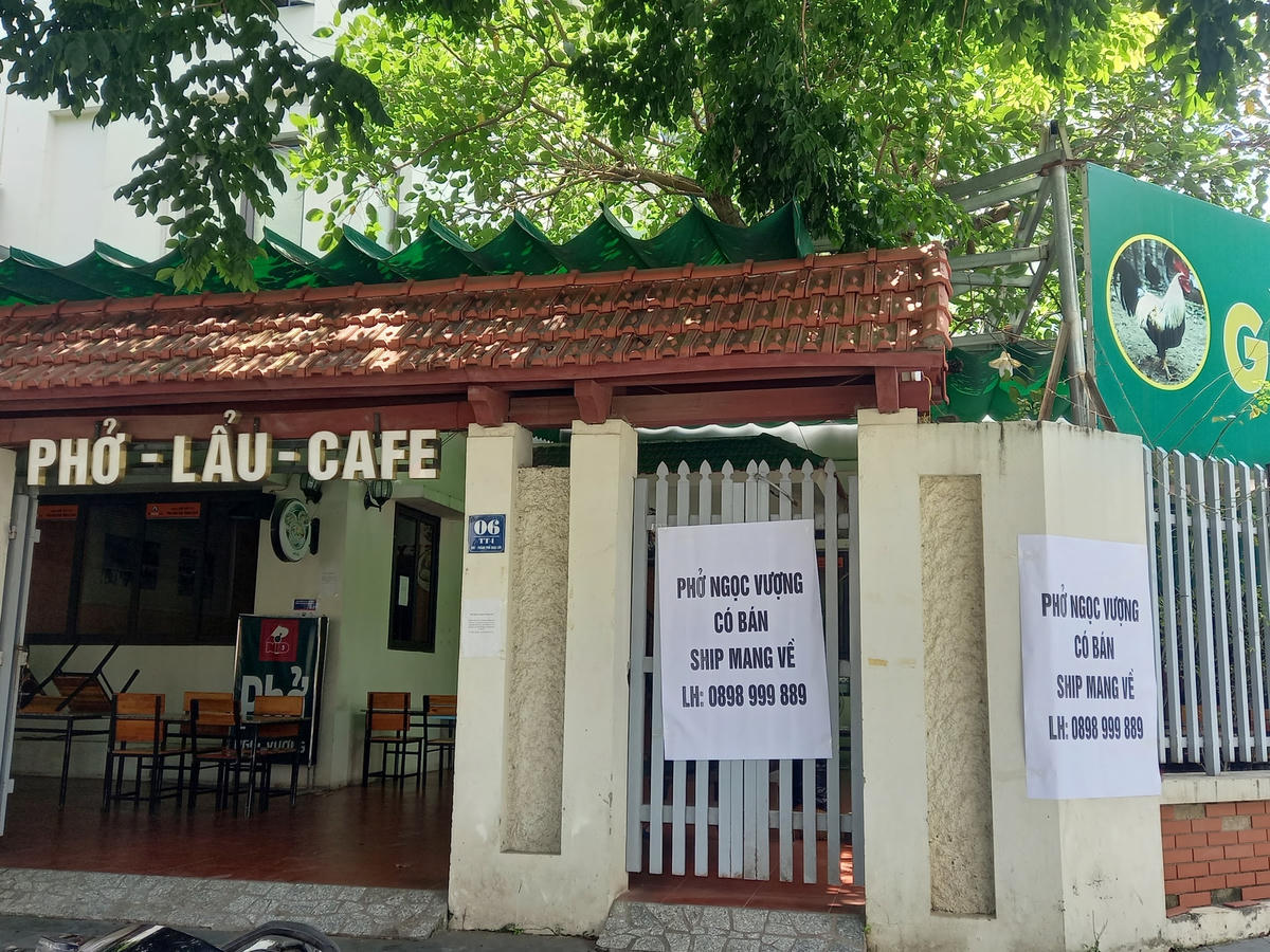 Một số quán ăn, nhà hàng dán thông báo bán đồ ăn mang về để phòng, chống dịch.