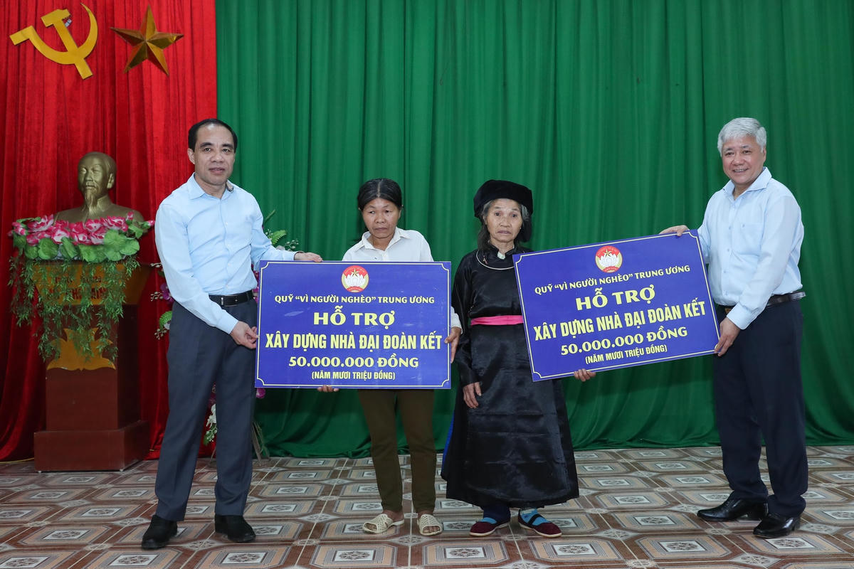 Bí thư Trung ương Đảng, Chủ tịch UBTƯ MTTQ Việt Nam Đỗ Văn Chiến trao 2 căn nhà Đại đoàn kết cho hộ nghèo trên địa bàn xã Kiên Đài.
