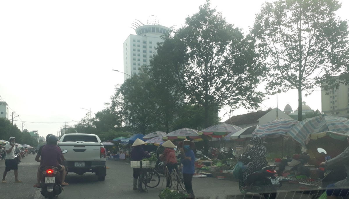 Hoạt động của chợ trái phép và bán hàng rong vẫn “sôi nổi” ngay cả khi có lệnh cấm.