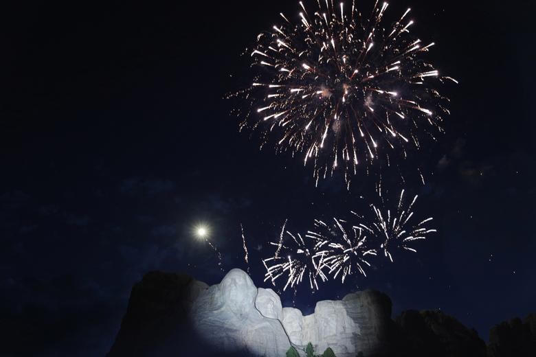 Một hình ảnh khác về màn pháo hoa ấn tượng ở núi Rushmore, Keystone, Nam Dakota ngày 3/7.  