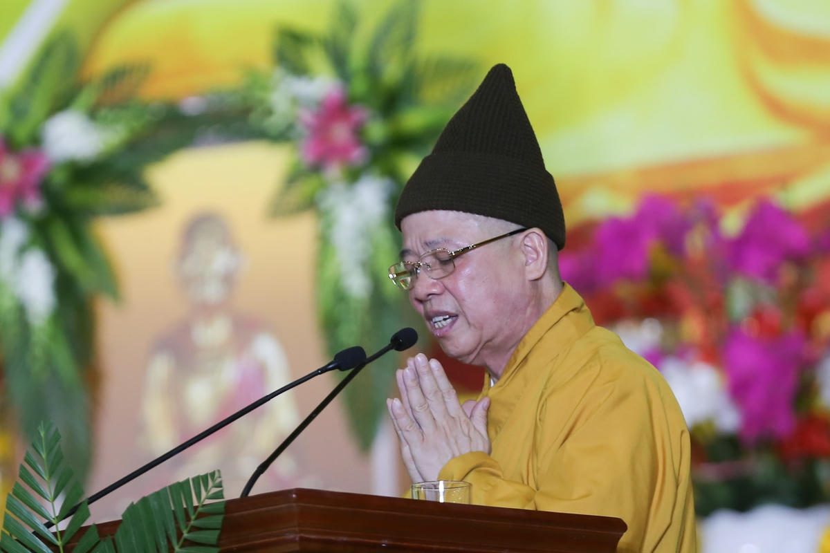 Hoà thượng Thích Thanh Quyết, Trưởng Ban Trị sự GHPG Việt Nam tỉnh Quảng Ninh tuyên đọc tuyên đọc tiểu sử vTrúc Lâm Đệ Nhị Tổ Pháp Loa Tôn Giả. Ảnh: Lê Anh Dũng.