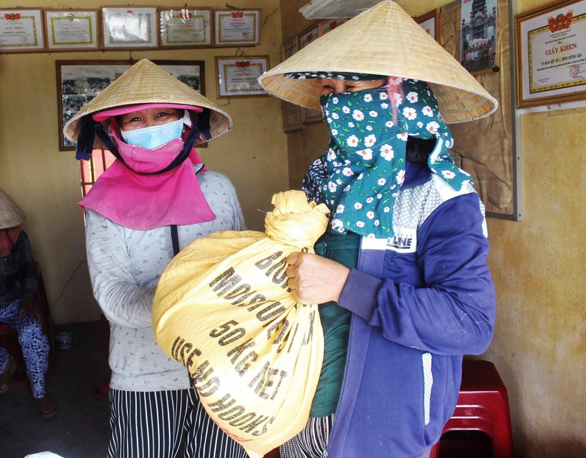 Những cụ già đem từng bao gạo ủng hộ.