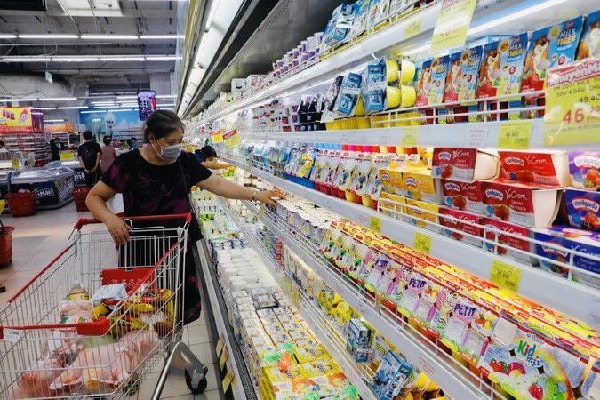 Người dân mua sắm hàng hóa tại siêu thị. Ảnh: TTXVN.  