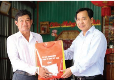 Bí Thư Thành uỷ Cần Thơ Lê Quang Mạnh thăm hỏi tặng quà gia đình chính sách.