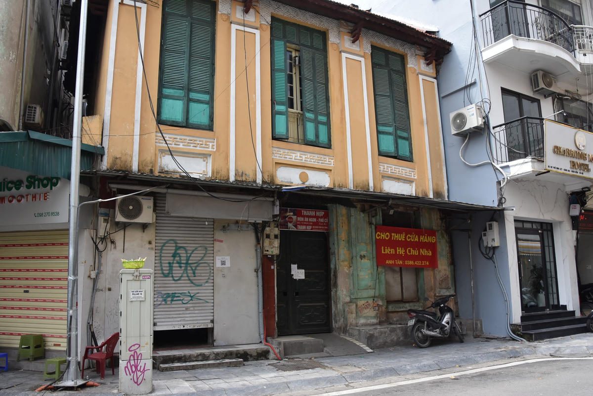 Nhiều nơi cũng treo biển cho thuê, sang nhượng cửa hàng để cắt lỗ.