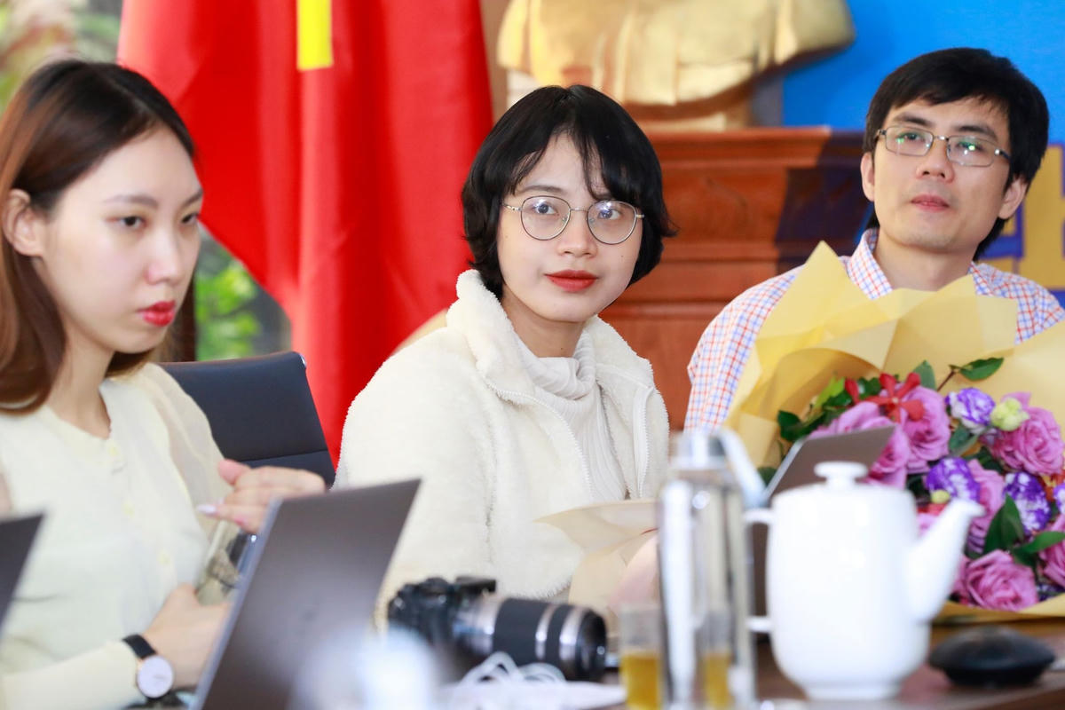 Hoa khôi Đặng Trần Thủy Tiên trả lời câu hỏi của đọc giả tại buổi giao lưu trực tuyến. Ảnh: Quang Vinh.  