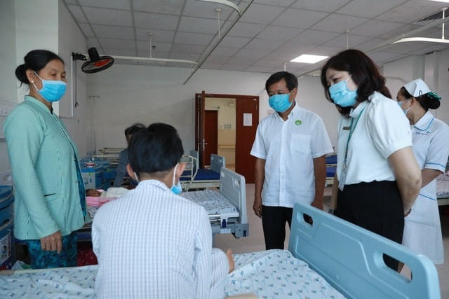 Hai bà cháu vui mừng khi được ông Hải chuyển miễn phí về quê.