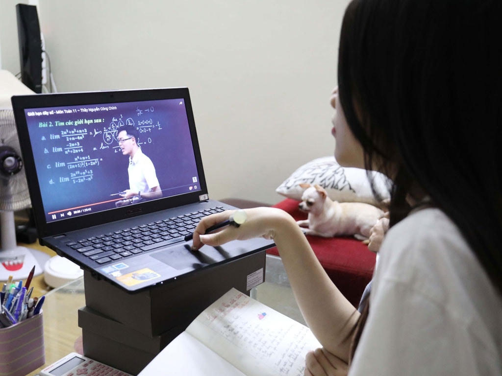 Học sinh TPHCM học trực tuyến để phòng, chống Covid-19.