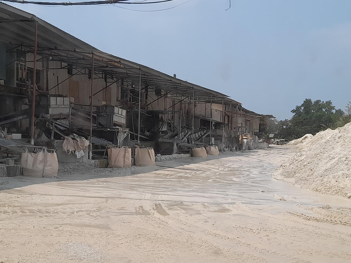 Nơi chế biến Cao lanh nhầy nhụa, nước thải, bùn đất chảy lênh láng khắp nơi.