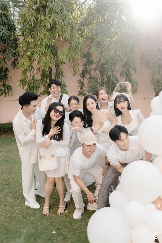 Lynk Lee, Jun Vũ, Will 365, Hải Nam và những người bạn họp mặt trong một bữa tiệc ấm cúng.