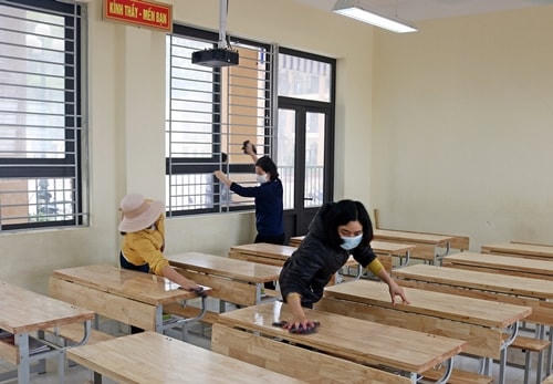Các trường tổng vệ sinh trường lớp để đón học sinh khối 9 đi học trở lại.
