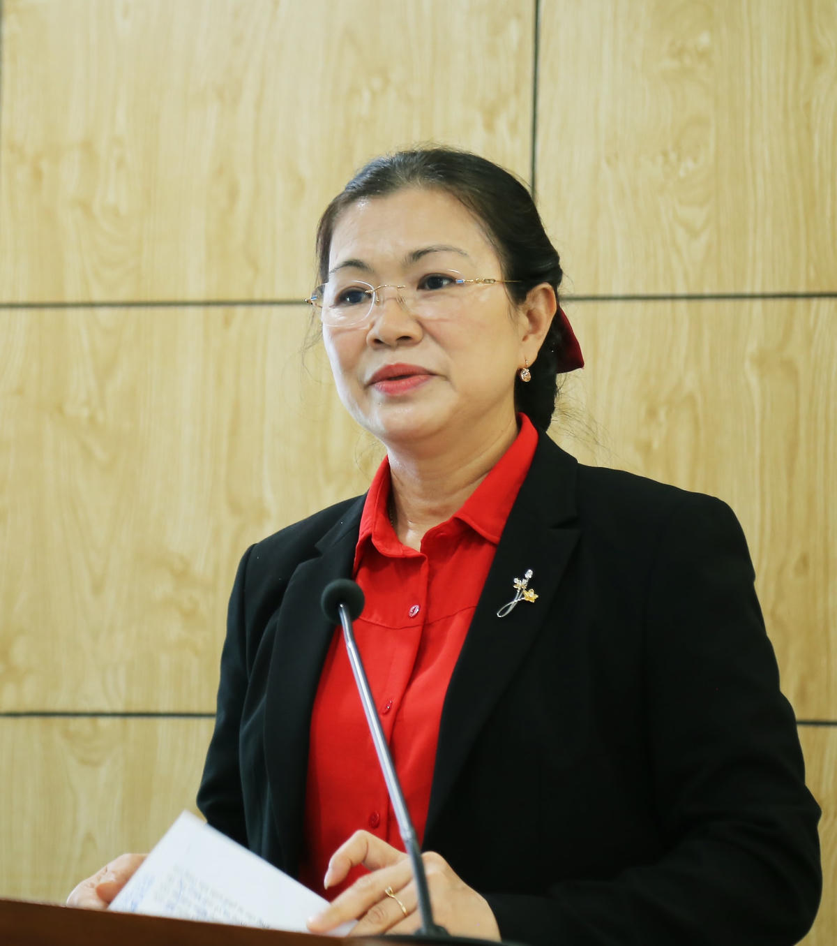 Phó Chủ tịch Trương Thị Ngọc Ánh ghi nhận các ý kiến đại biểu và phát biểu tại hội thảo.