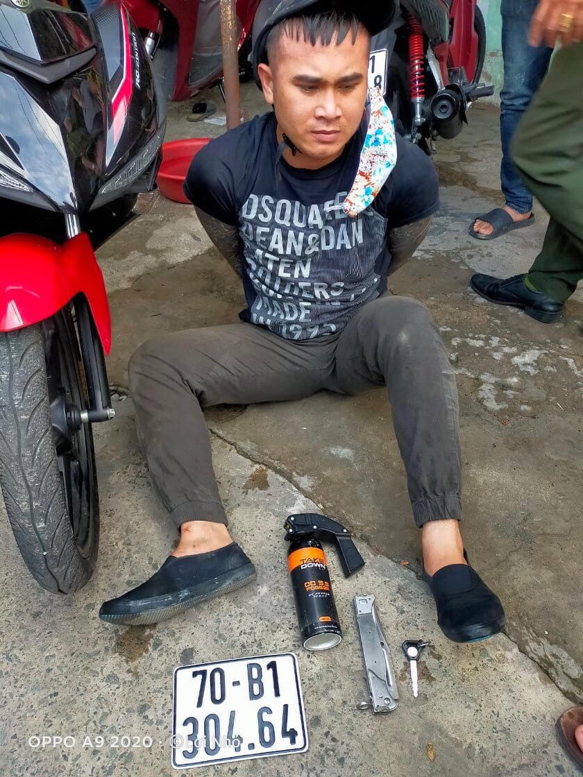 Đối tượng Ngân bị bắt quả tang khi giật dây chuyền của người đi tập thể dục. Ảnh: CA.
