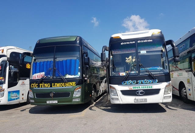 Hành khách trở lại TP HCM và các tỉnh miền Trung tại bến xe phía Nam Nha Trang trưa 5 Tết Tân Sửu.