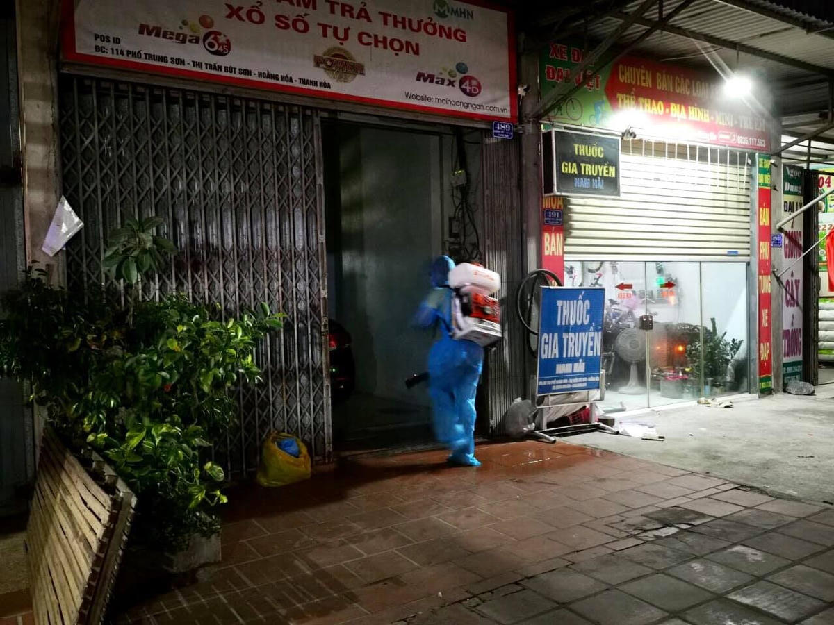 Đội giám sát dịch tễ phun khử khuẩn khu vực BN2662 sinh sống.