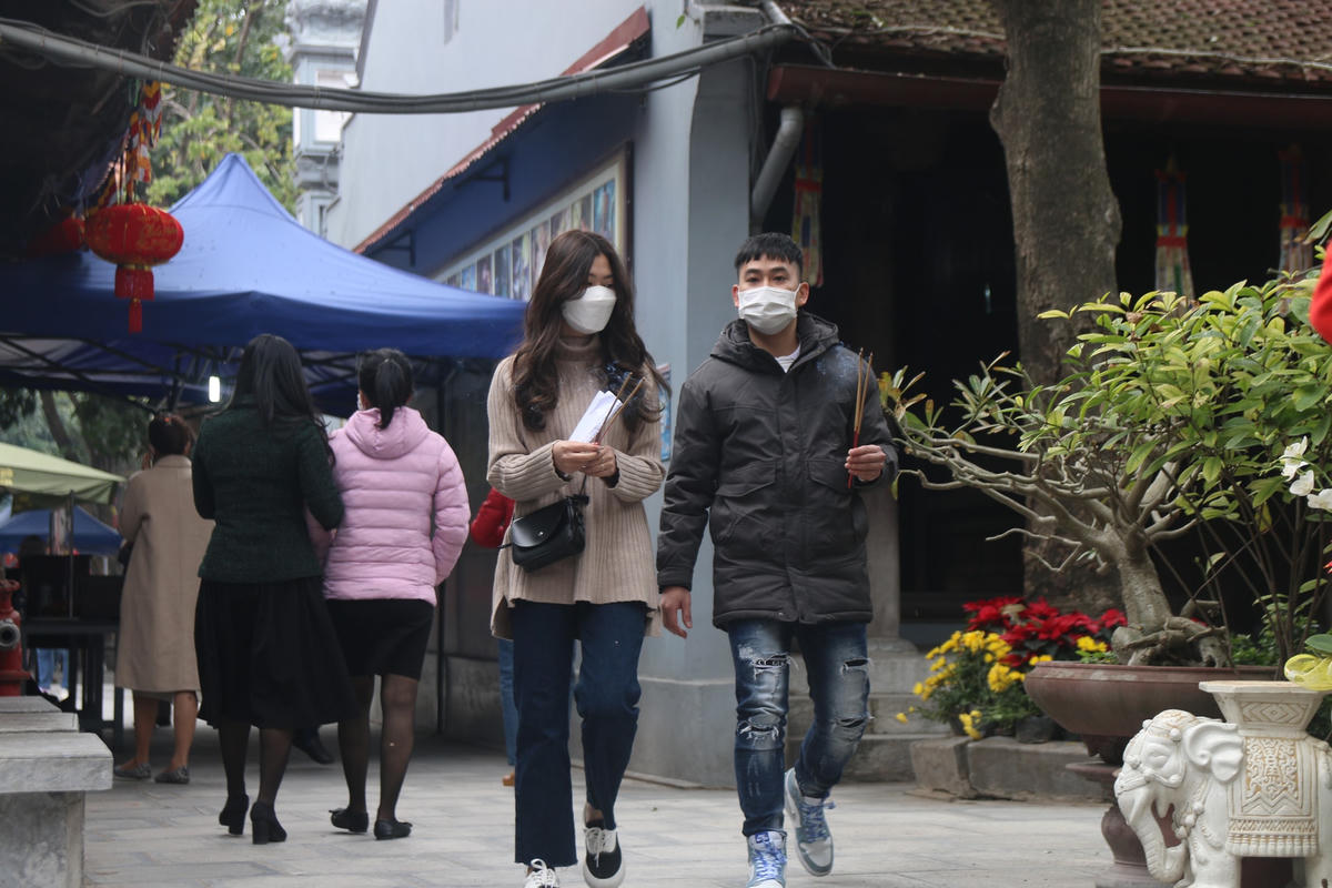 Phần lớn những người đến dâng lễ trong ngày hôm nay đều là giới trẻ. Họ gửi gắm mong cầu được thuận duyên, tìm được mảnh ghép còn thiếu của mình trong năm 2022