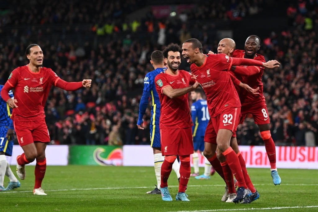 Các cầu thủ Liverpool ăn mừng bàn mở tỉ số, nhưng trận đấu có VAR nên đưa bóng vào lưới chưa chắc đã là bàn thắng.