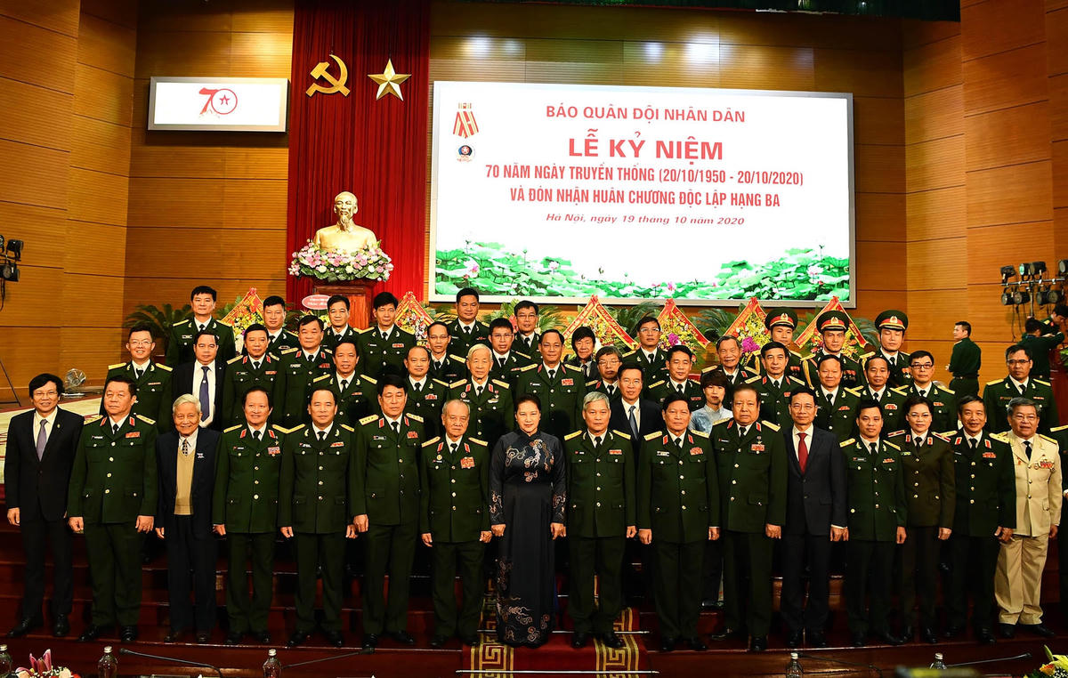 Các đại biểu chụp ảnh lưu niệm. Ảnh: Trọng Hải.