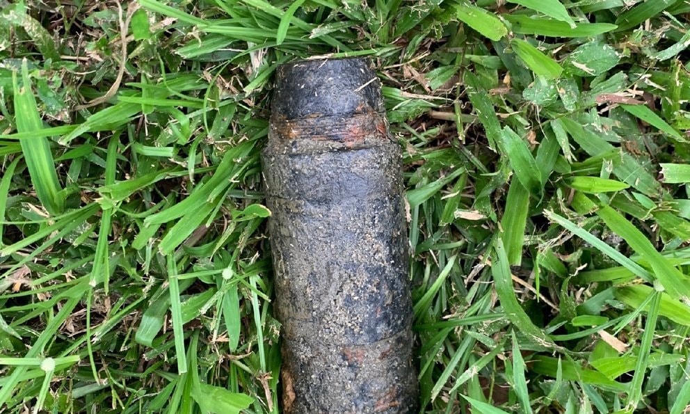 Quả đạn pháo 105mm được người dân phát hiện trong công viên. Ảnh: C.Đ..