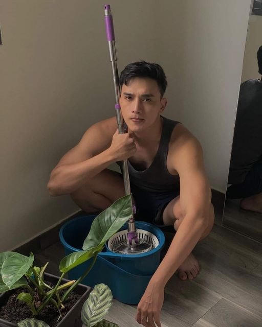 Diễn viên Thuận Nguyễn hài hước với bộ dạng làm việc nhà mùa dịch: “Anh đã ngồi ở đây rất lâu mà vẫn chưa có ai tới lau phụ !”.