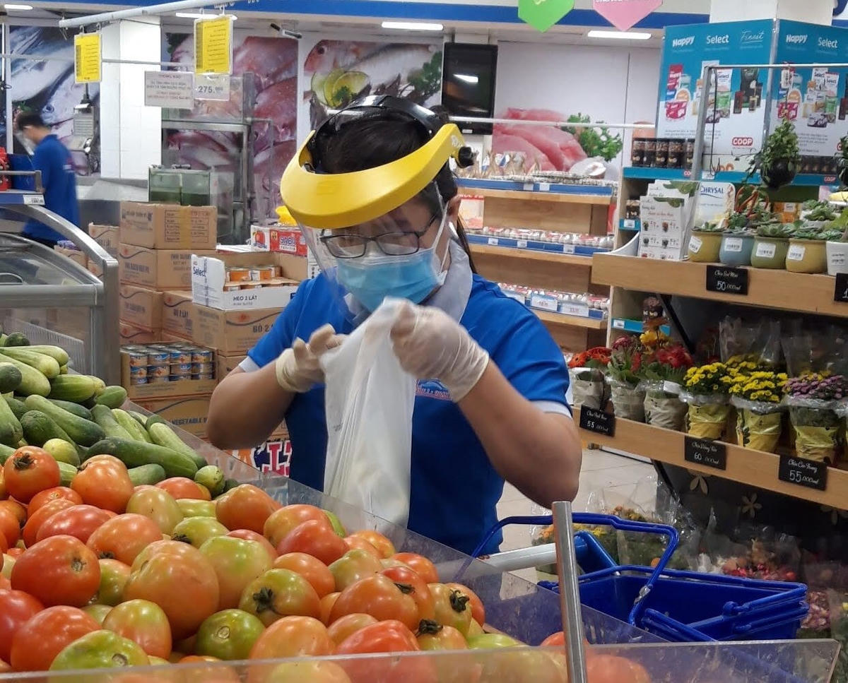 Các cán bộ phụ nữ nhận đơn, đi siêu thị lựa hàng hóa theo phiếu cho người dân.