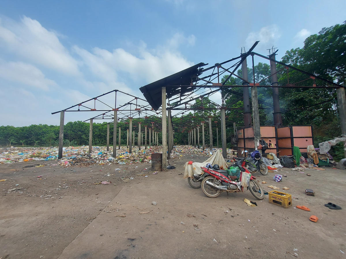 Lò đốt có diện tích 50m2 trông hoang tàn, đổ nát và xuống cấp trầm trọng chỉ sau 7 năm.