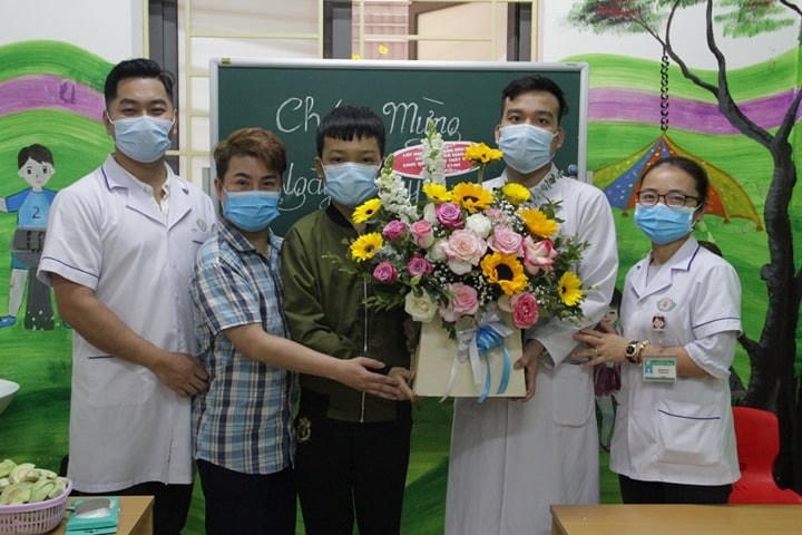 Thay mặt các em nhỏ và phụ huynh, em Vi Thanh Nhật "học sinh" lớn tuổi nhất của lớp tặng hoa tri ân "Thầy Cô" của mình nhân ngày Thầy thuốc Việt Nam 27/2.