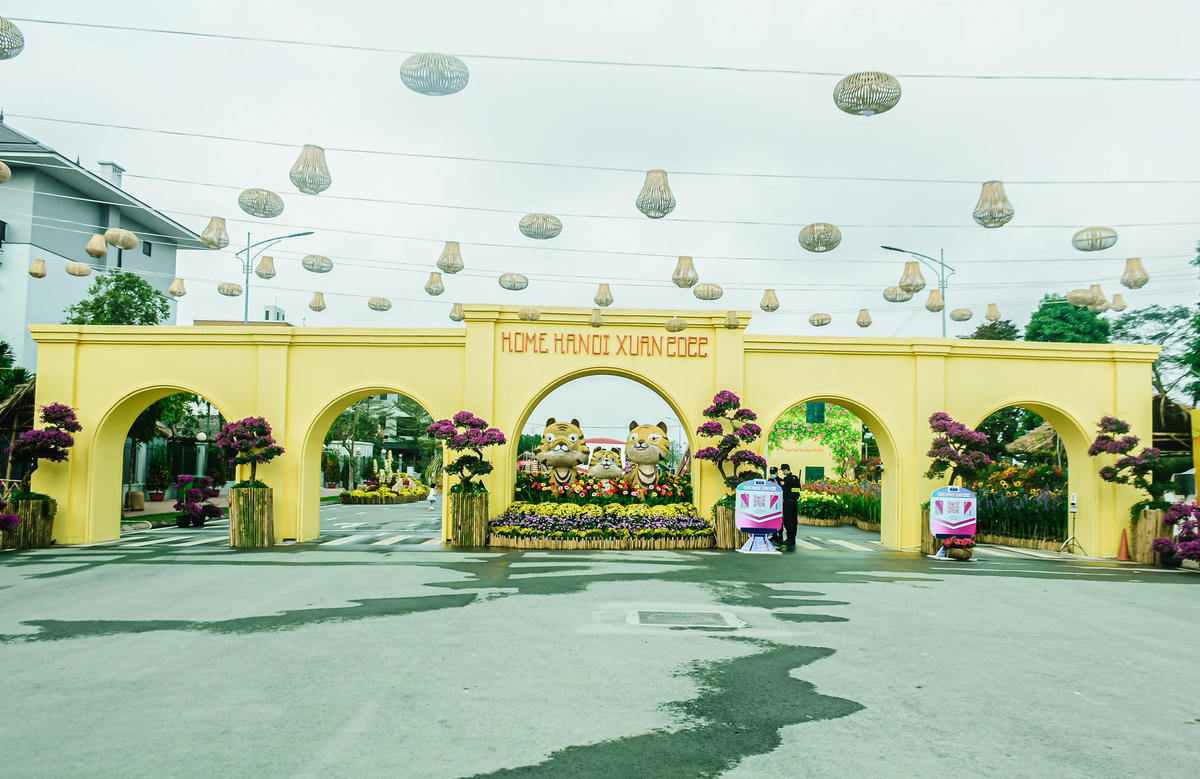 Với chủ đề "Hành trình vàng son Tết Việt", đường hoa có nhiều không gian mang đậm nét đặc trưng không khí Tết của các vùng quê và đặc biệt là phố đi bộ mang dấu ấn lịch sử của Thủ đô.