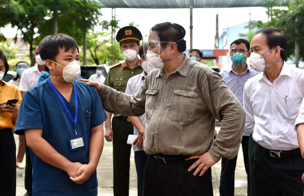 Thủ tướng Chính phủ Phạm Minh Chính, Phó Chủ tịch - Tổng Thư ký UBTƯ MTTQ Việt Nam Lê Tiến Châu và đoàn công tác lắng nghe, động viên nhân viên y tế làm công tác phòng, chống dịch.