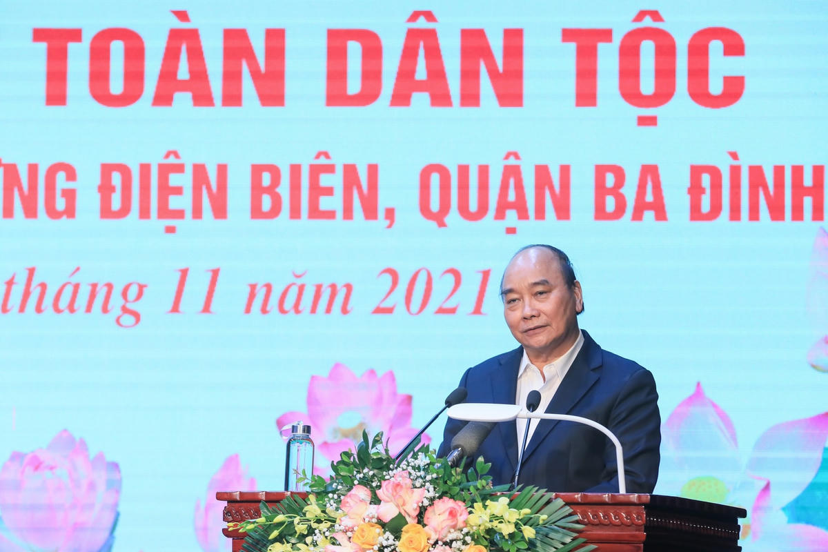 Chủ tịch nước Nguyễn Xuân Phúc nói chuyện với người dân phường Điện Biên.