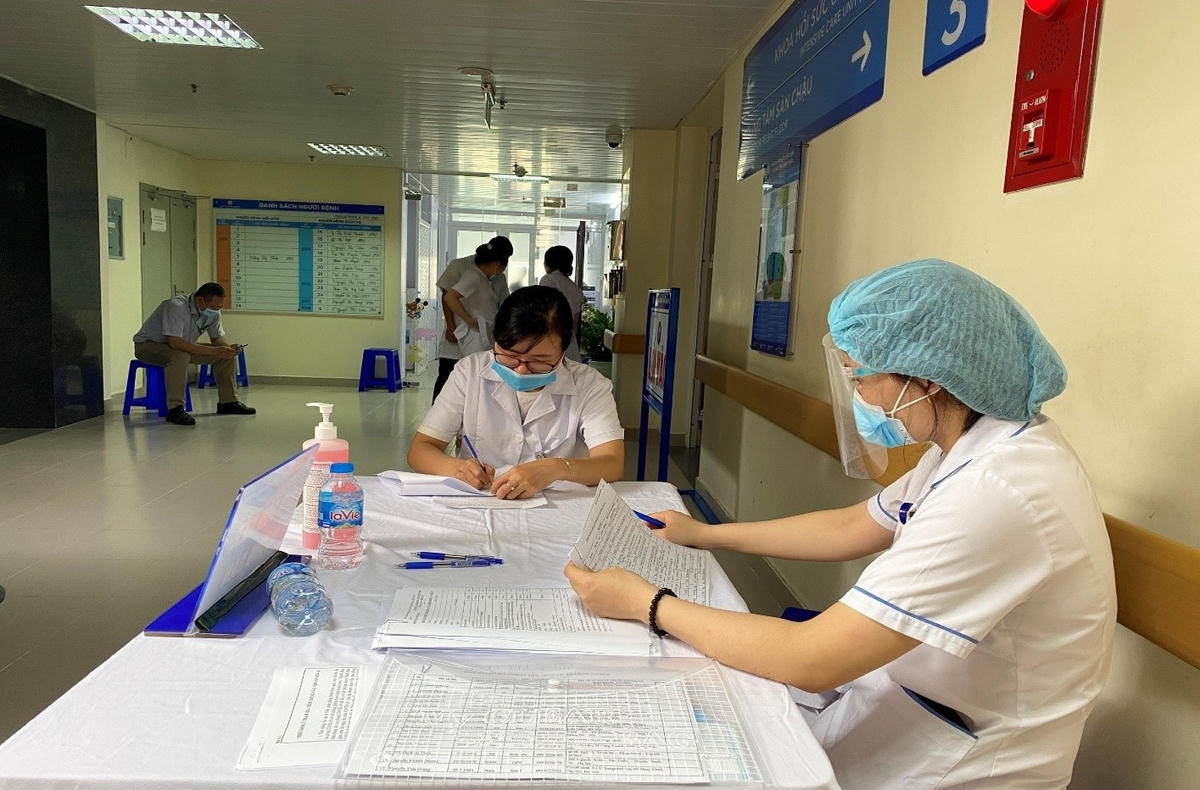 Bệnh viện Phụ sản Trung ương tiêm vaccine Covid-19 cho cán bộ, nhân viên y tế