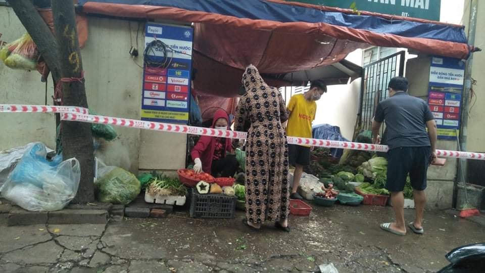 Chợ Tân Mai phải dừng hoạt động nên người dân 2 bên đường bán hàng thực phẩm phục vụ nhu cầu thiết yếu của người dân. Phường cũng giăng dây để đảm bảo khoảng cách an toàn cho người mua và người bán.