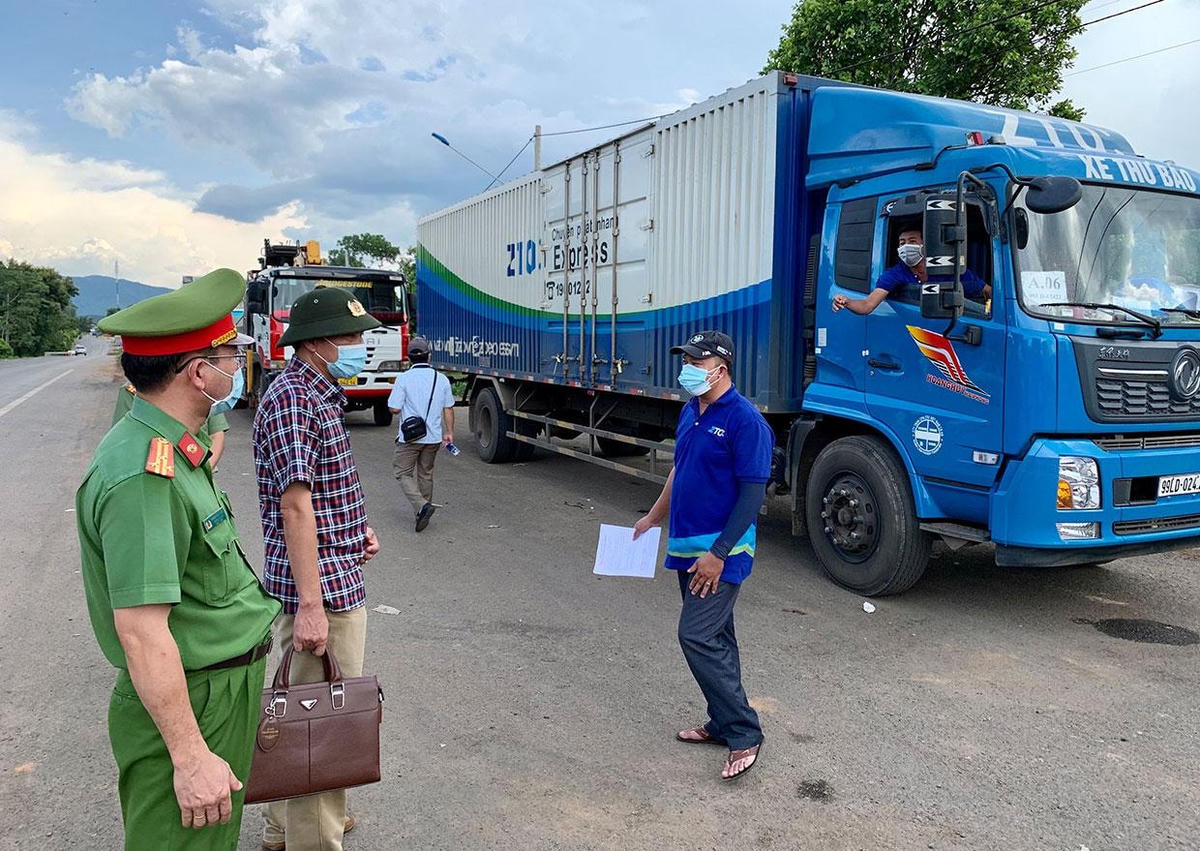 Cần có những quy định cụ thể để tạo thuận lợi cho xe vận chuyển hàng hóa thiết yếu vào các địa phương thực hiện giãn cách xã hội.