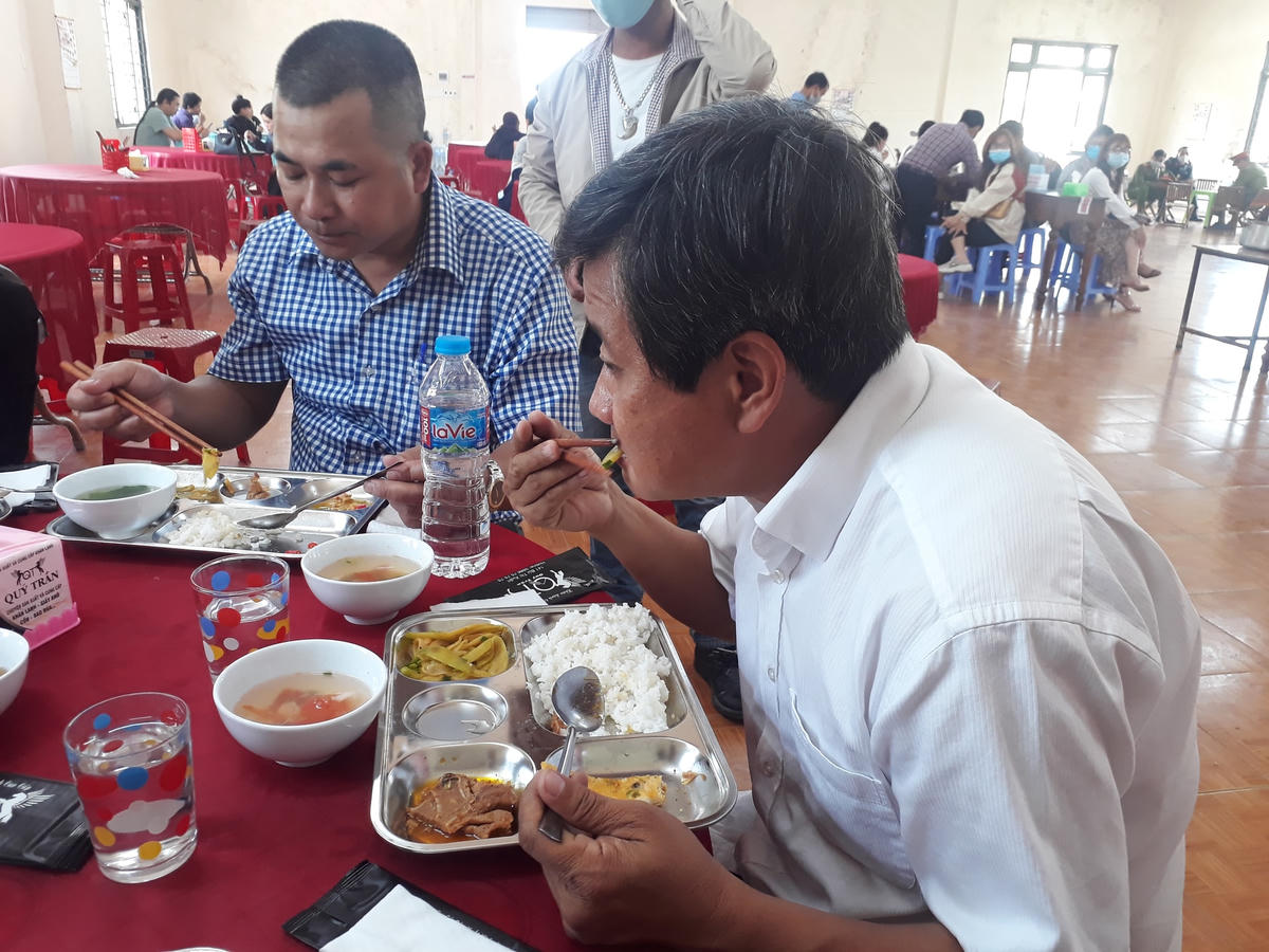 Sau khi phục vụ xong, ông Hải ngồi dùng cơm tại quán Cơm 5000.