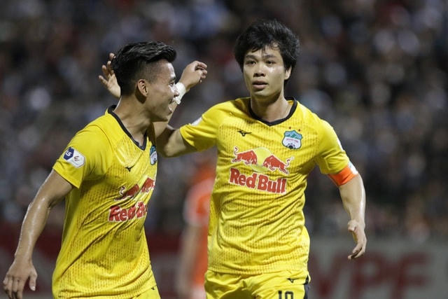 Công Phượng ấn định chiến thắng 2-0 cho HA Gia Lai trước SHB Đà Nẵng trên chấm phạt đền (Ảnh: Gia Hưng).