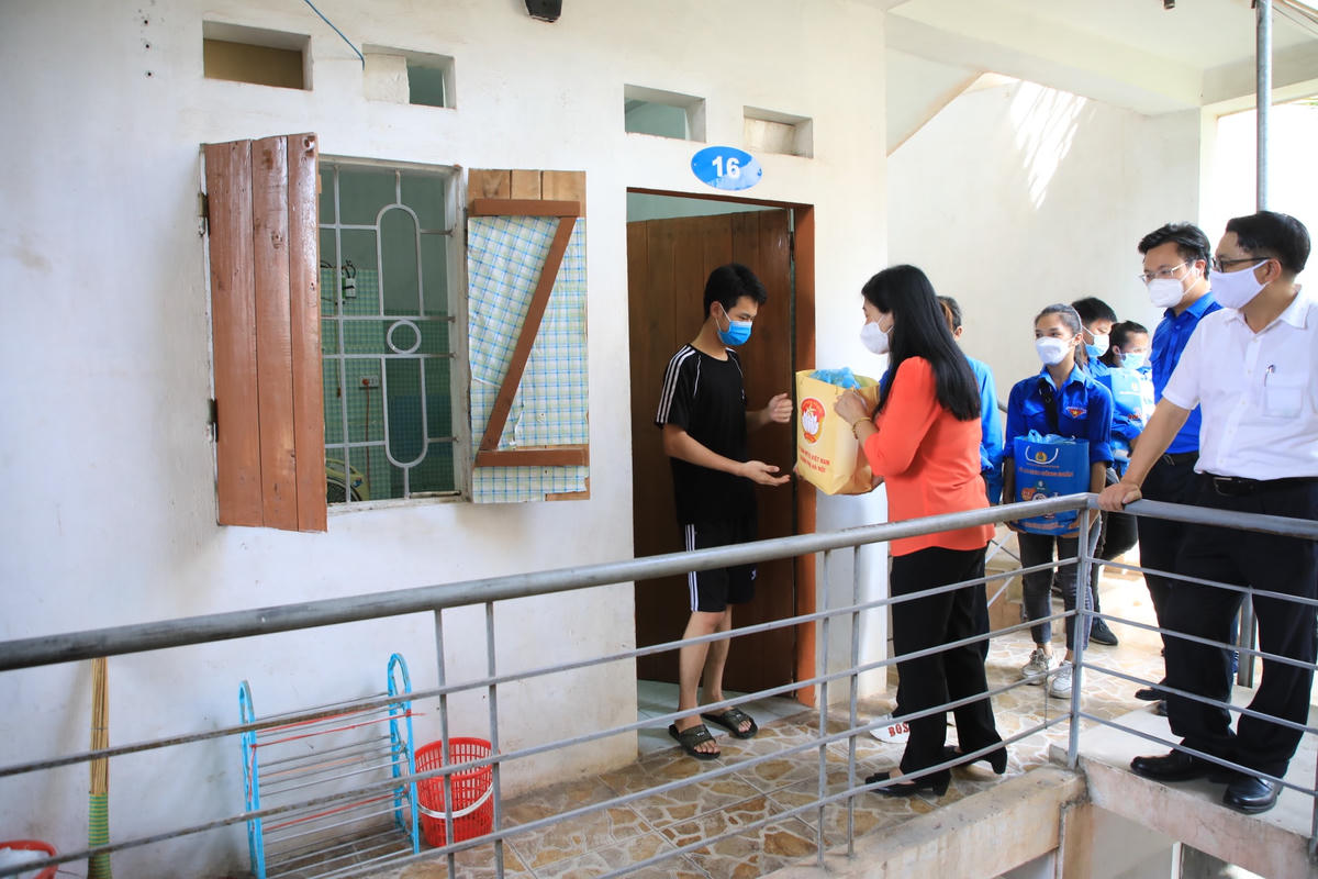 Thăm hỏi, tặng quà công nhân lao động và sinh viên đang mắc kẹt trong các khu trọ. 