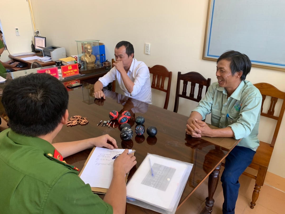 Anh Lê Xuân Hồng (trú tại xã Hóa Tiến, huyện Minh Hóa), đã tự nguyện giao nộp 4 quả mìn tự chế.