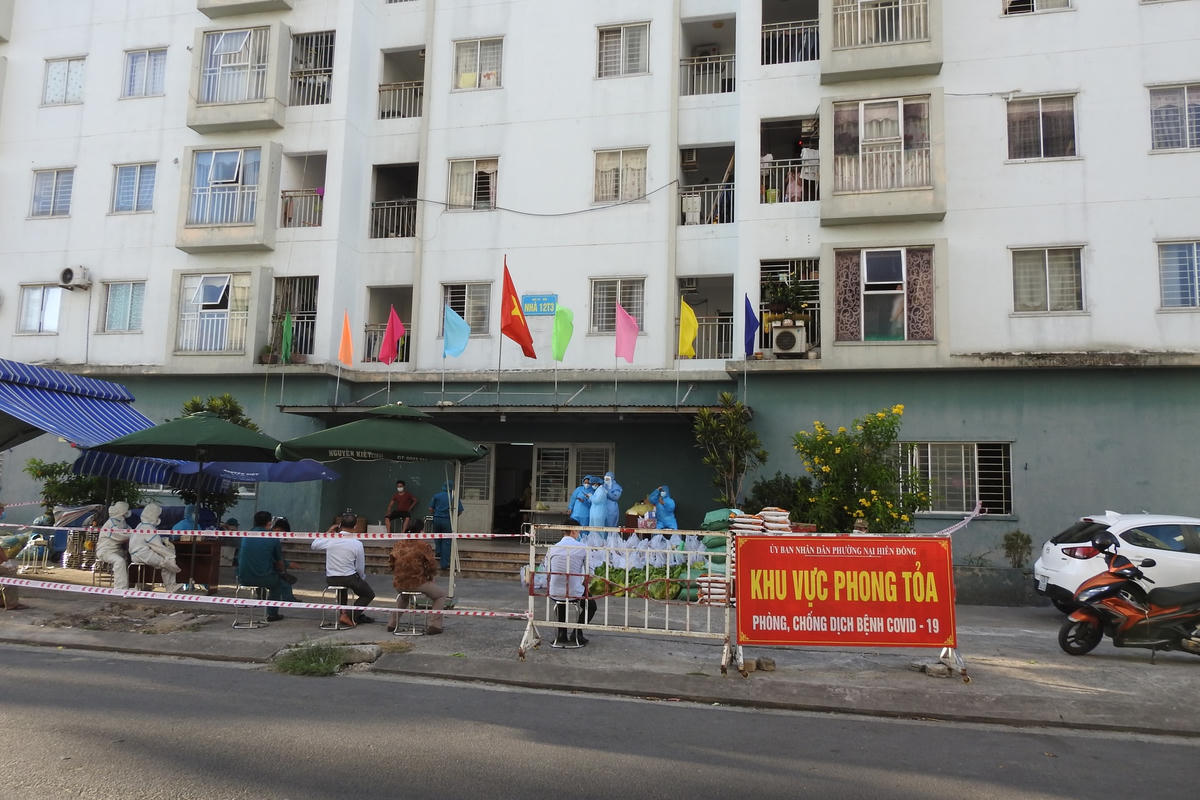 Chung cư 12T3 đường Bùi Dương Lịch, phường Nại Hiên Đông, quận Sơn Trà, được cách ly, phong tỏa  do xuất hiện ca nghi nhiễm SARS-CoV-2 liên quan đến ca bệnh 2999. Ảnh Thanh Tùng.