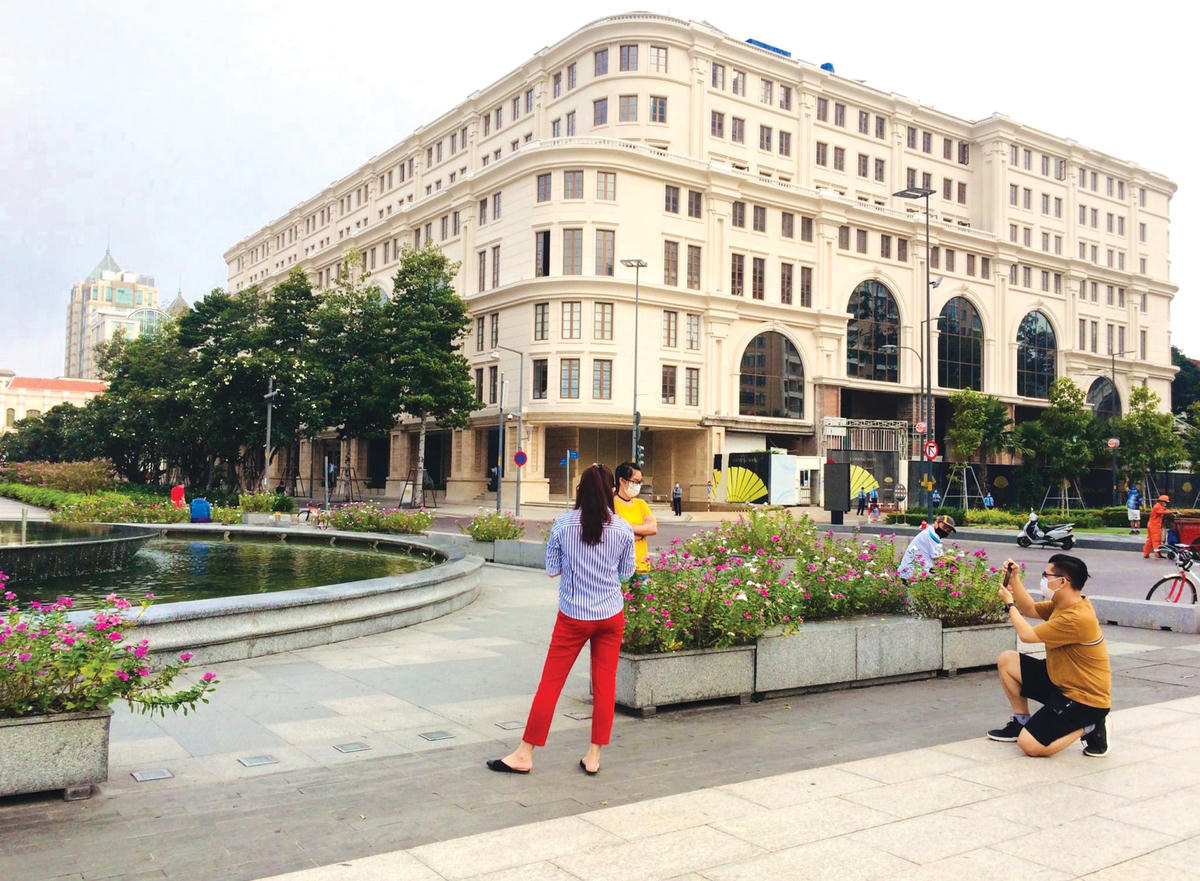 Chụp hình tại đường đi bộ Nguyễn Huệ, quận 1.