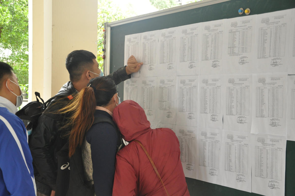Các thí sinh xem số báo danh và phòng thi.