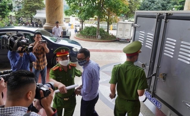 Xe cảnh sát chở các bị cáo đến toà sáng nay.