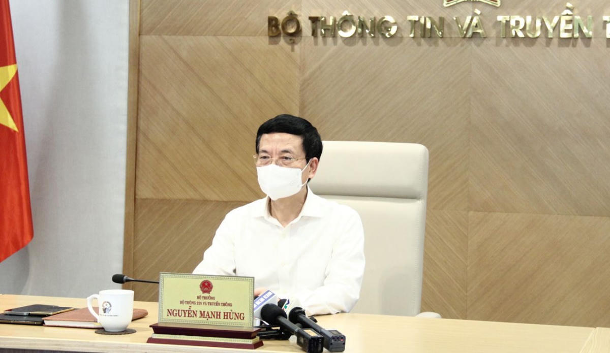 Bộ trưởng Bộ Thông tin và Truyền thông Nguyễn Mạnh Hùng chứng kiến lễ công bố gói hỗ trợ viễn thông, sáng 2/8.