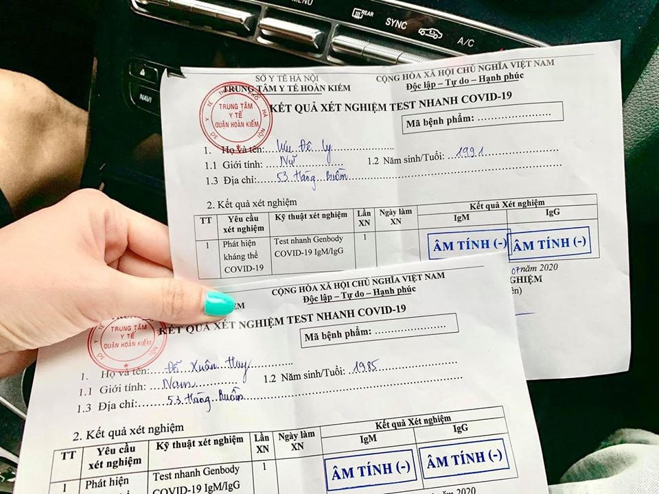 Cô chia sẻ kết quả test nhanh Covid-19, cả hai vợ chồng đều âm tính.