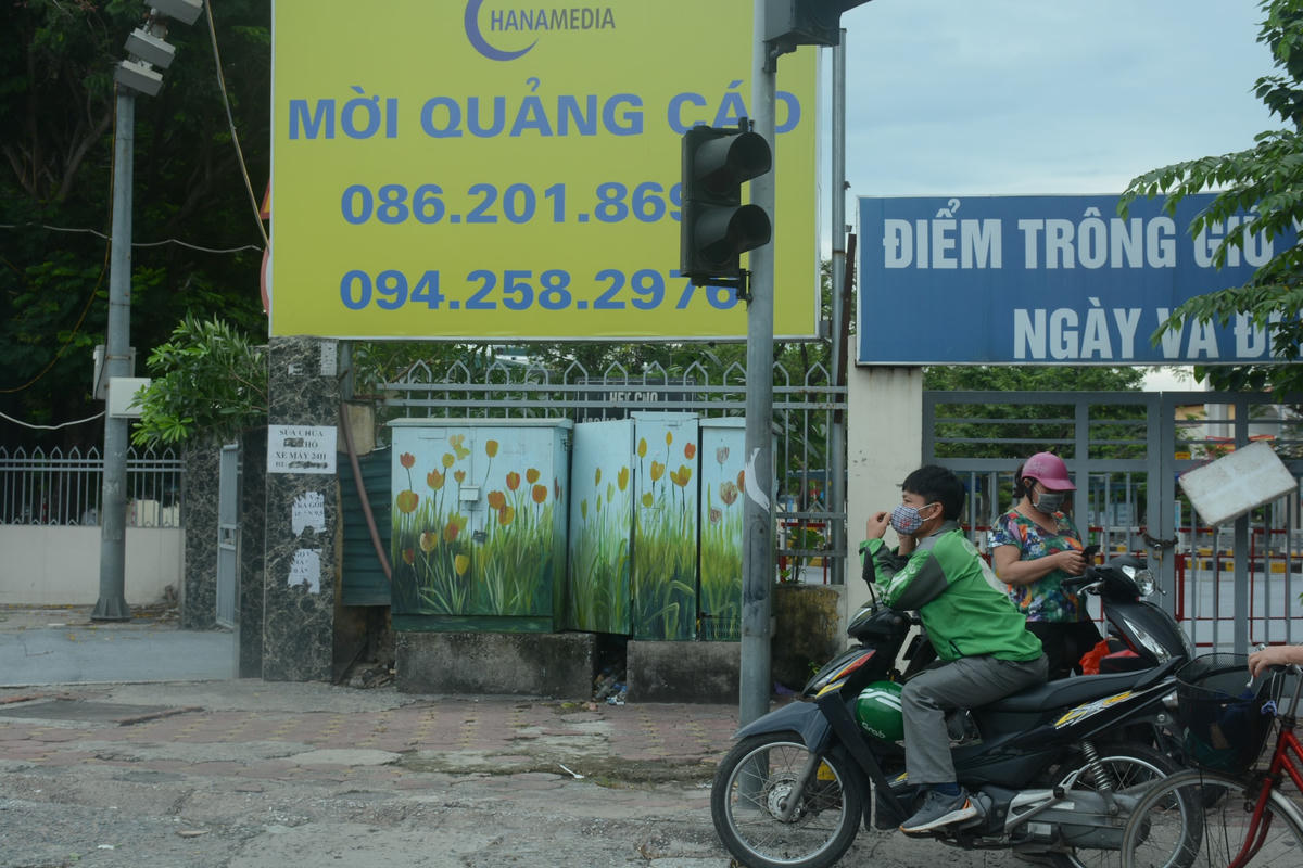 Mặc dù chưa được hoạt động, nhưng nhiều xe ôm vẫn ra bến xe chờ đón khách.
