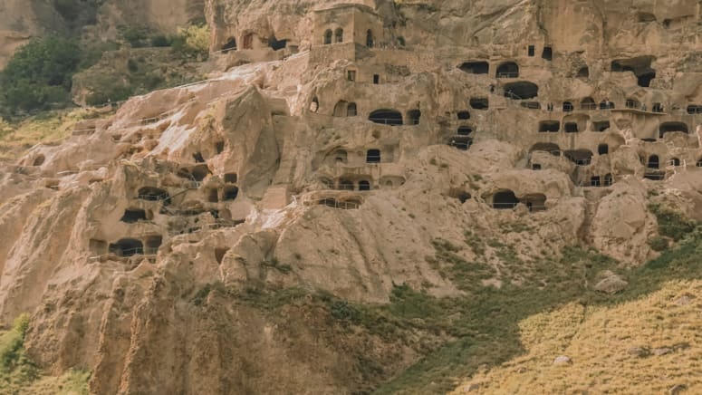 Thành phố hang động Vardzia là một điểm sáng chói trong nền du lịch của đất nước Georgia với kiến trúc độc đáo. Ảnh: CNN.