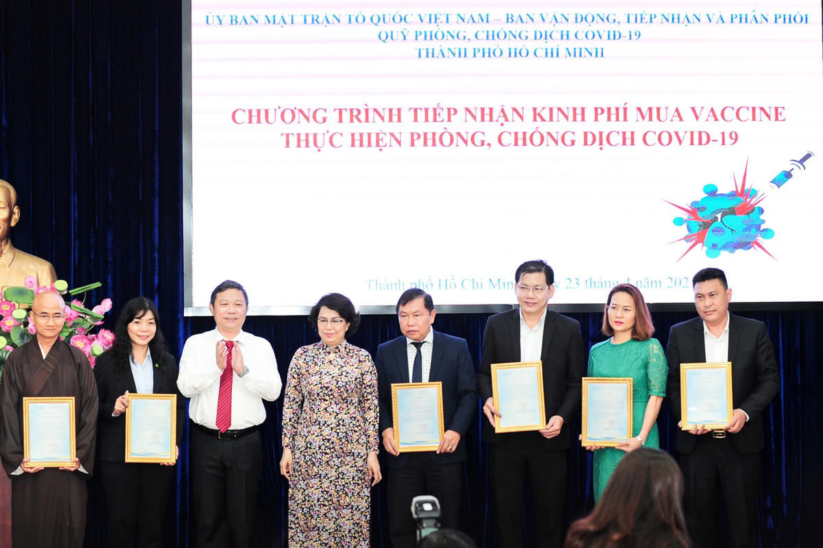 Ông Dương Anh Đức - Phó Chủ tịch Ủy ban Nhân dân TP.HCM trao thư cảm ơn cho đại diện Tập đoàn Hưng Thịnh (bìa phải).