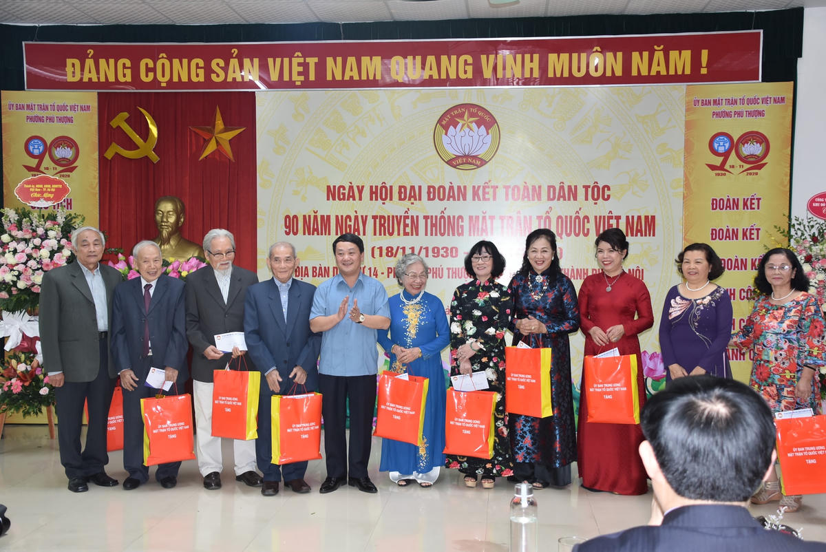 Phó Chủ tịch - Tổng Thư ký UBTƯ MTTQ Việt Nam Hầu A Lềnh tặng quà cho các gia đình có thành tích tiêu biểu.